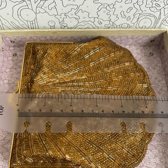 1930’s Gold Beaded ClamShell Design Opera Purse - Picture 14 of 16